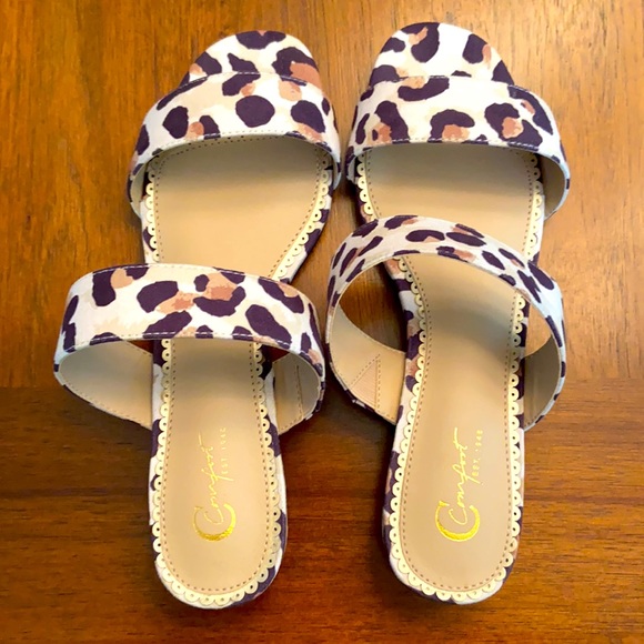 Cute fabric covered strappy animal print sandals Sz 7 Wide - Picture 2 of 7